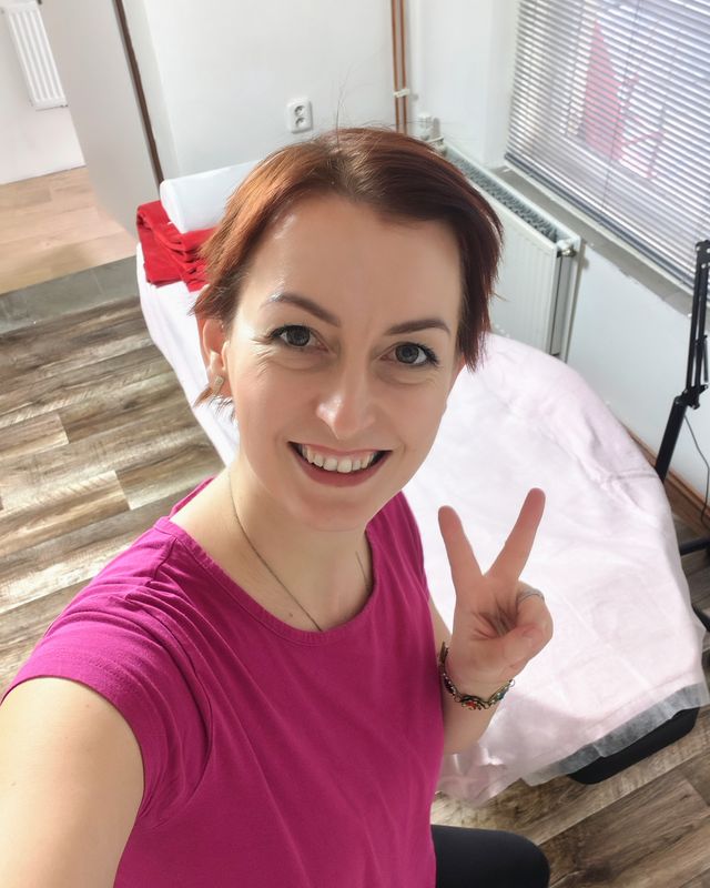 Usměvavá Pavlína v kosmetickém studiu u lehátka pro ošetření